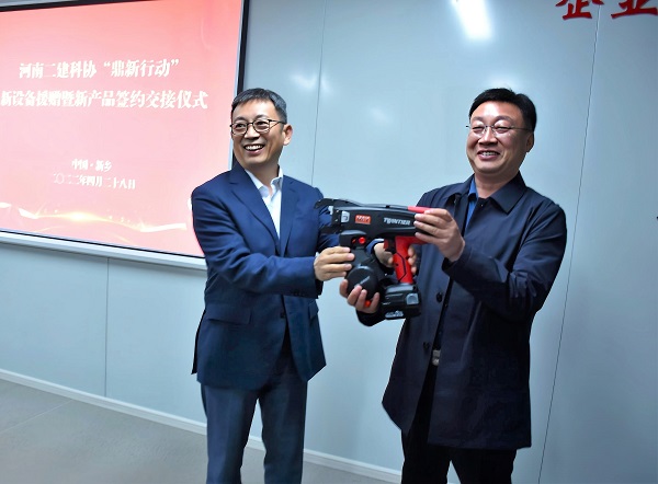 集团公司科协主席黄道元向第六项目管理部交接援赠设备.jpg 集团公司科协主席黄道元向第六项目管理部交接援赠设备.jpg