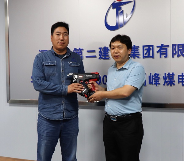2、集团公司科协秘书长苏群山向华能正宁项目部交接援赠设备.jpg 2、集团公司科协秘书长苏群山向华能正宁项目部交接援赠设备.jpg