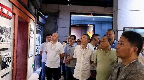 参观2.jpg